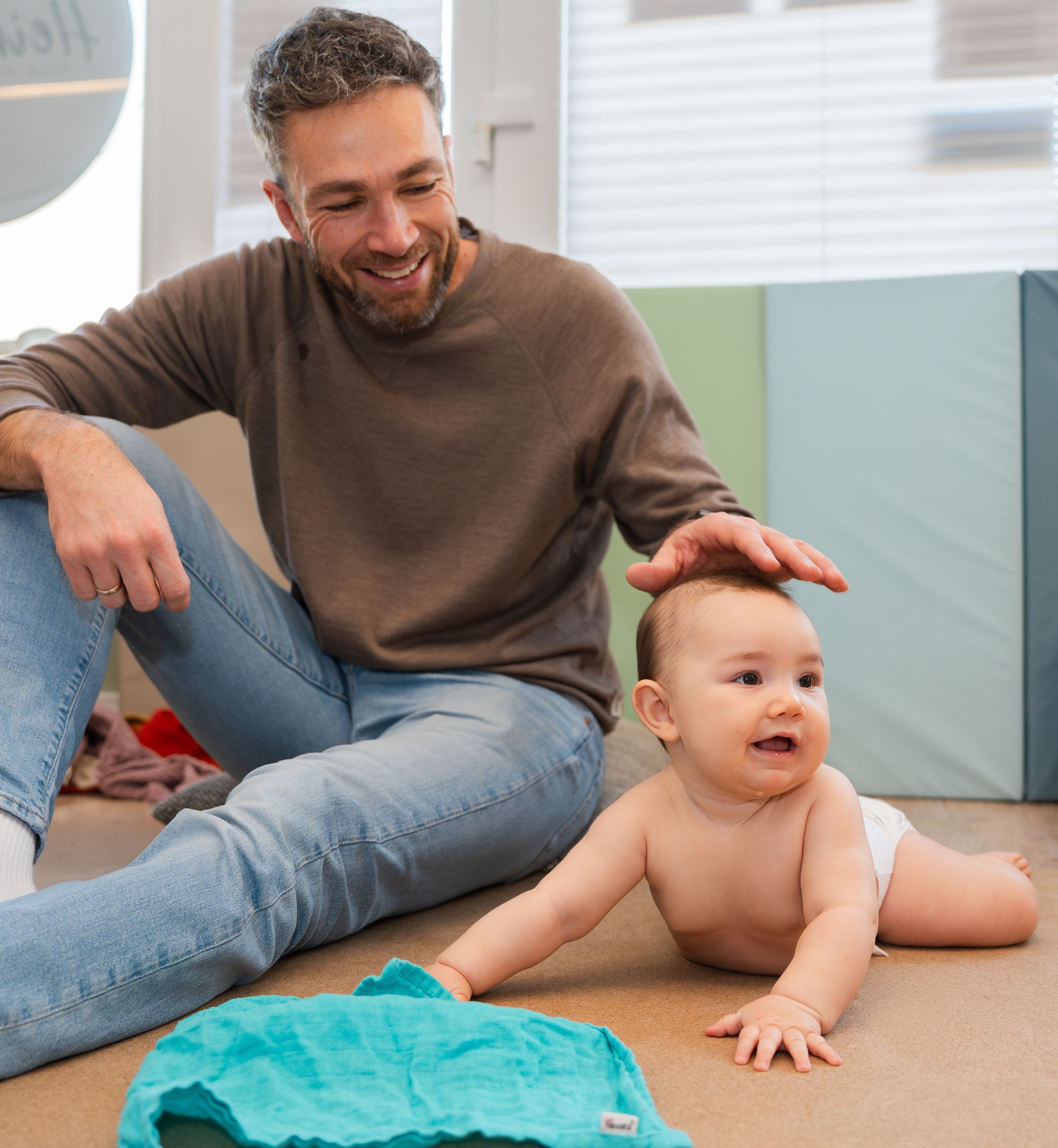 Vater mit Kind im PEKiP