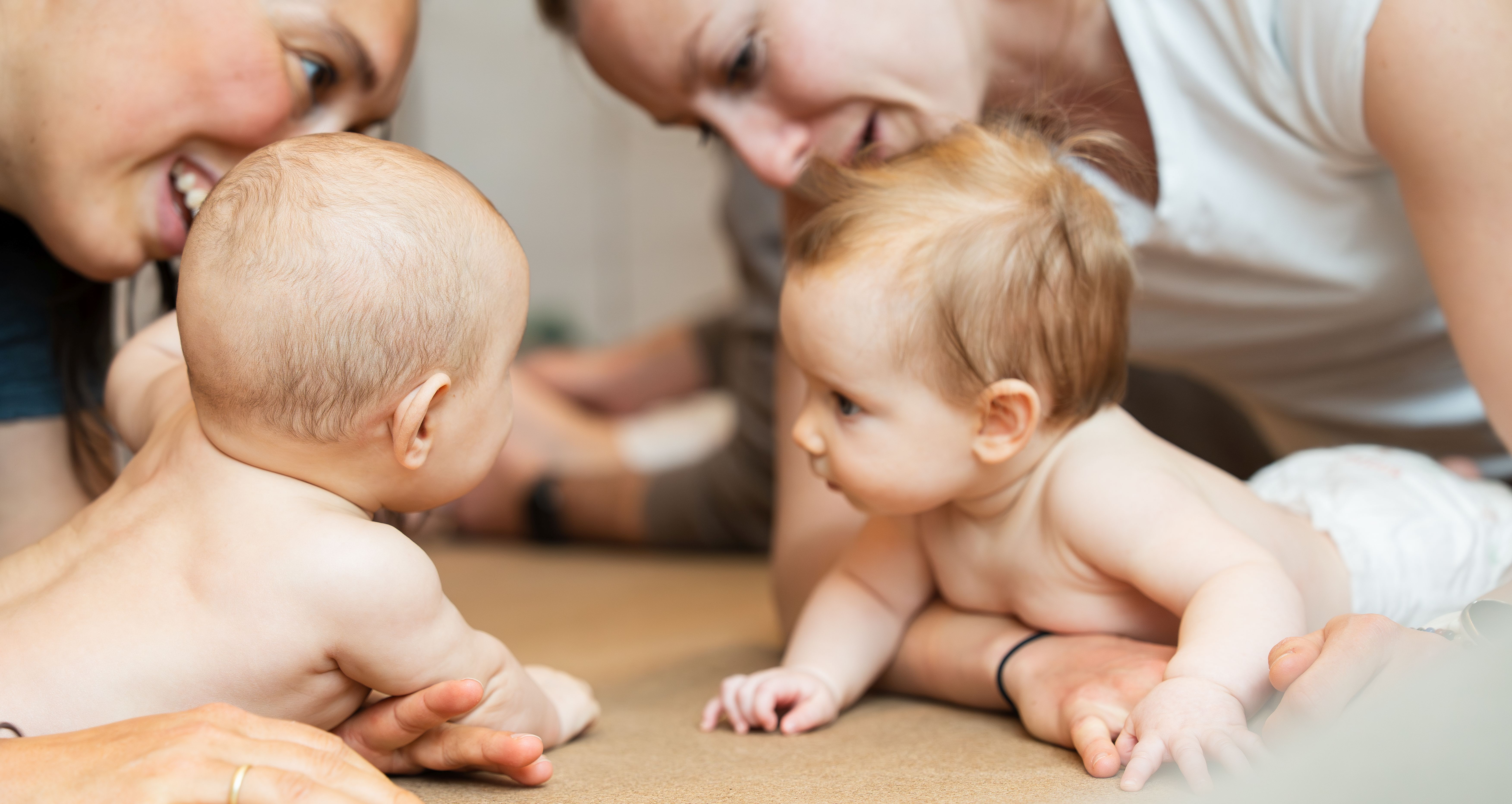 zwei Babys und Mütter im PEKiP